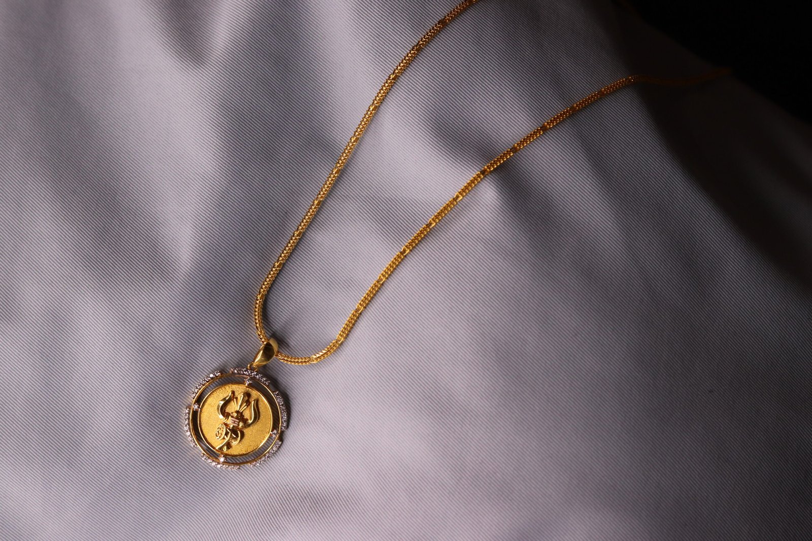 Chain with pendant Chain with pendant